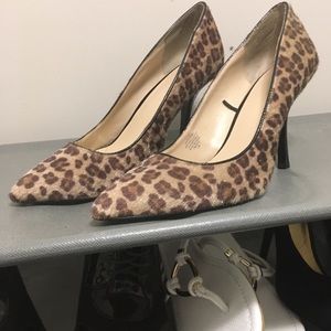 Leopard print pumps
